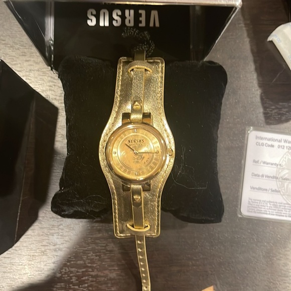 AUTHENTIC Versus Versace watch gold tone item number VSPGR2318 NWT WOMENS - Picture 4 of 6